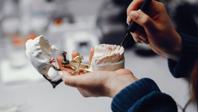 dental-implants-vs.-dentures:-which-tooth-replacement-option-is-best?
