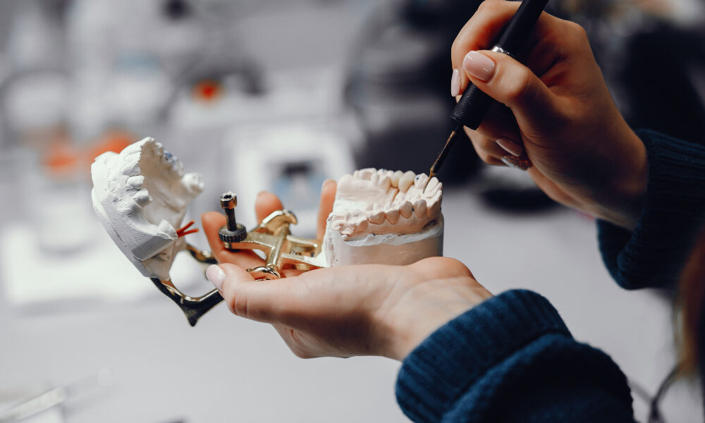 dental-implants-vs.-dentures:-which-tooth-replacement-option-is-best?